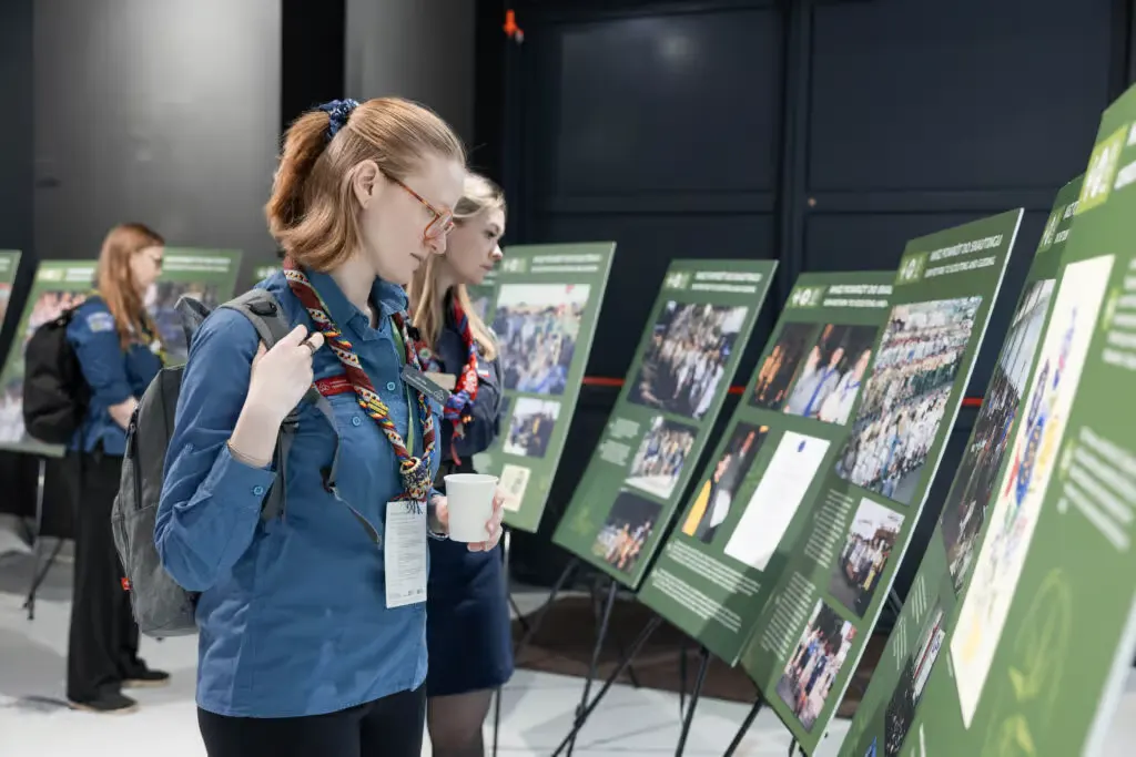 Skauci oglądają wystawę z okazji 30-lecia powrotu ZHP do światowych organizacji skautowych