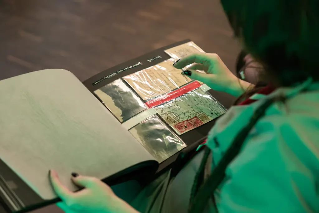 Naczelniczka ZHP hm. Martyna Kowacka przegląda album podarowany przez WOSM z okazji 30-lecia powrotu ZHP do światowych organizacji skautowych