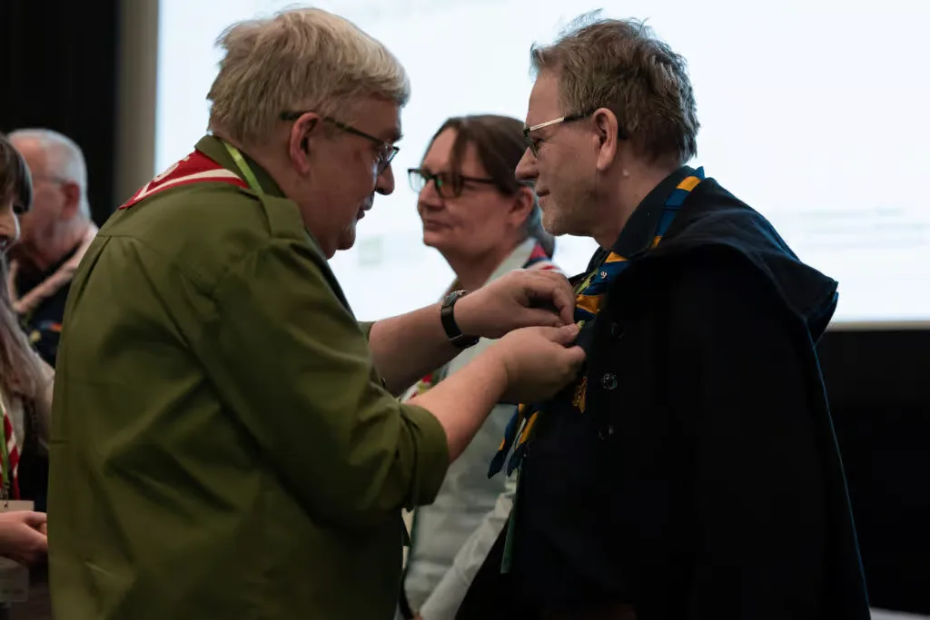 Przewodniczący ZHP hm. Krzysztof Pater odznacza medalem wdzięczności zagranicznych skautów